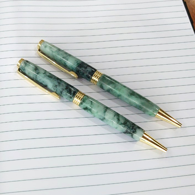 Bút ngọc cẩm thạch (jadeite)