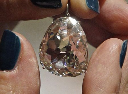 Sắp đấu giá viên kim cương hình trái lê 400 năm tuổi