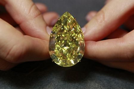 Viên kim cương “Giọt nắng” lập giá kỷ lục